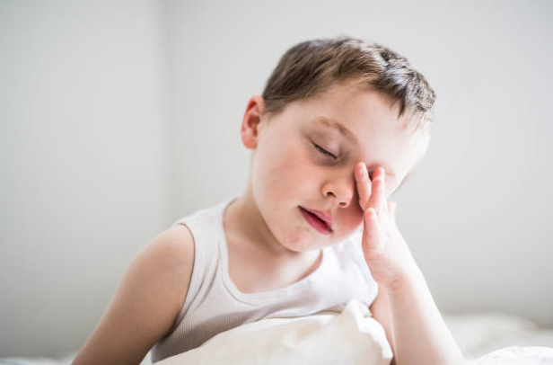 Cha mẹ cần chú ý đến triệu chứng mất ngủ của trẻ