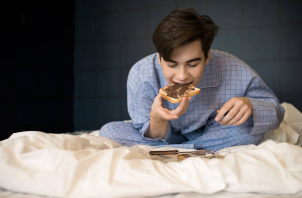 Không nên ăn ngay trước khi ngủ