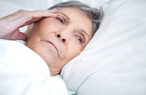 Người cao tuổi dễ bị mất ngủ do suy giảm hormon tăng trưởng HGH