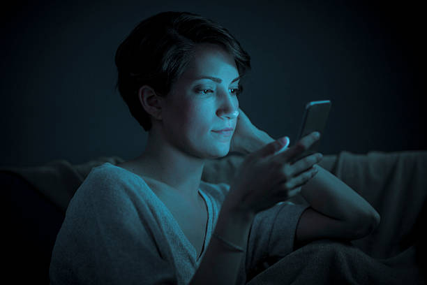  Sử dụng các thiết bị điện tử vào buổi tối trước khi đi ngủ gây mất ngủ