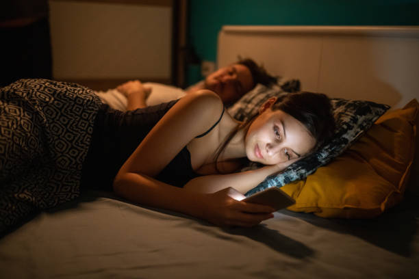 Mất ngủ kéo dài có thể khởi nguồn từ thói quen dùng điện thoại trước giờ đi ngủ