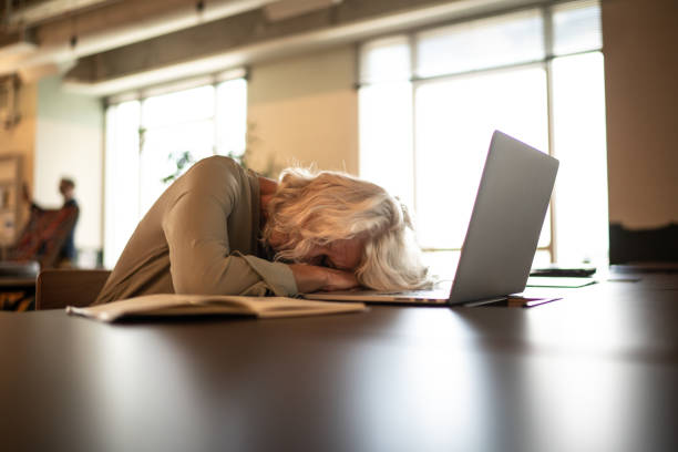 Mất ngủ kéo dài khiến cơ thể luôn mệt mỏi, buồn ngủ, làm giảm hiệu suất công việc