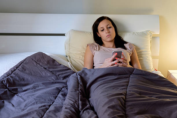 Nên tránh sử dụng điện thoại trước khi đi ngủ