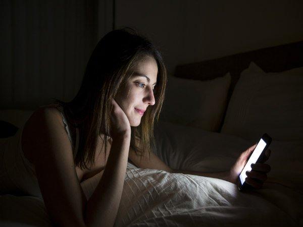 Thói quen sử dụng thiết bị điện tử buổi tối dẫn đến tình trạng nằm mãi không ngủ được