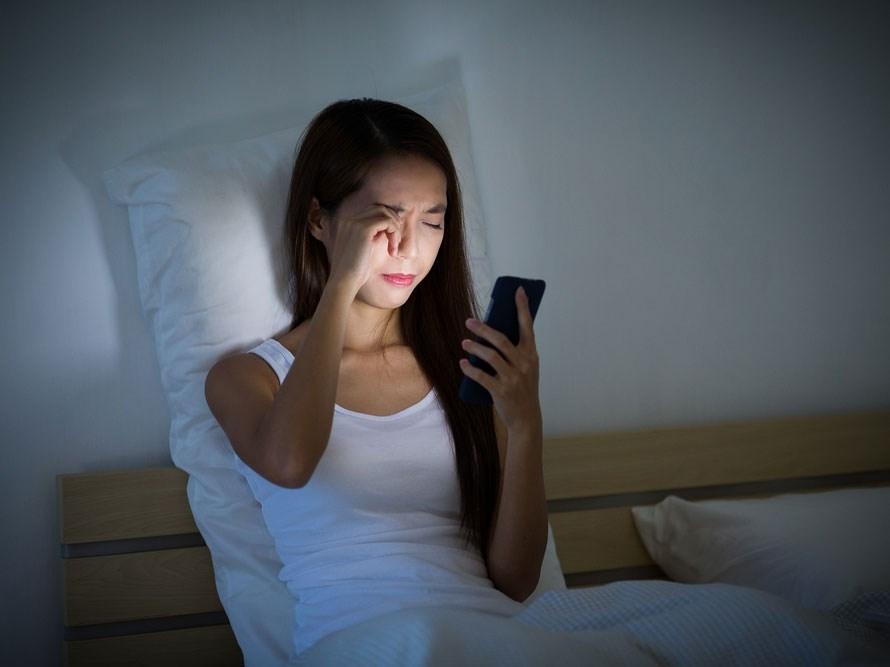  Ánh sáng xanh từ điện thoại có thể gây mất ngủ.