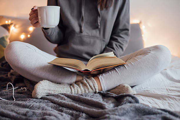 Đọc sách để thư giãn trước khi đi ngủ giúp bạn ngủ ngon hơn