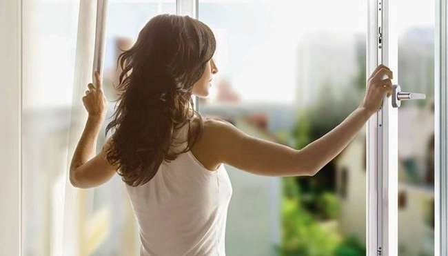 Sáng sớm, bạn nên mở cửa sổ để cơ thể được tiếp xúc với ánh sáng tự nhiên