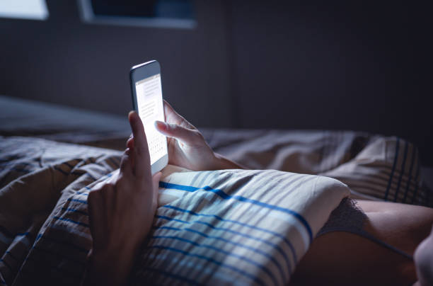 Sử dụng điện thoại trước khi đi ngủ khiến bạn không có cảm giác buồn ngủ
