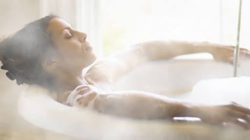Tắm nước ấm là một cách để thư giãn trước khi ngủ