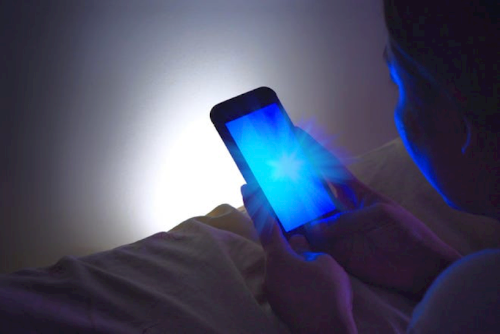 Ánh sáng xanh từ thiết bị điện tử chính là một tác nhân gây mất ngủ.