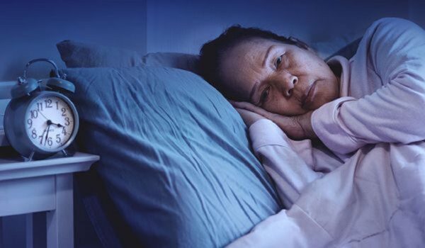 Người cao tuổi thường xuyên bị khó ngủ, ngủ không sâu giấc.