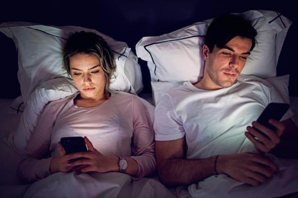 Ánh sáng xanh từ các thiết bị điện tử khiến nhiều người buồn ngủ nhưng không ngủ được
