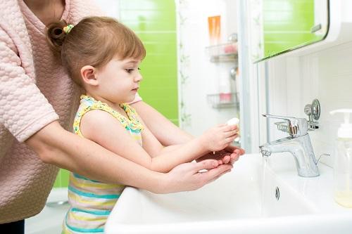 Cha mẹ cần hướng dẫn trẻ cách rửa tay sạch sẽ