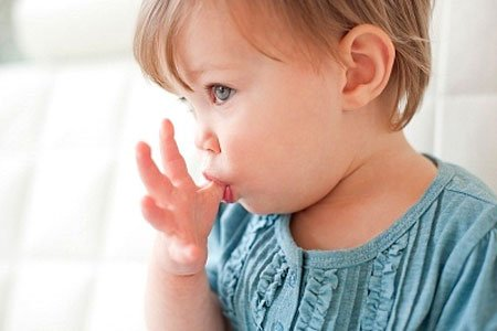  Thói quen cho tay vào miệng là một nguyên nhân khiến trẻ hay ốm vặt