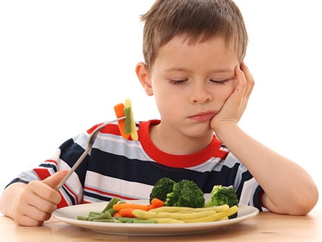 Chế độ dinh dưỡng thiếu chất xơ khiến trẻ dễ bị táo bón