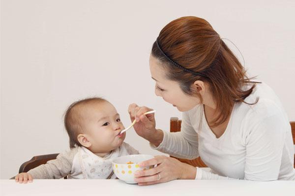 Khi trẻ bị sốt, cha mẹ nên tăng cường bổ sung  các chất dinh dưỡng cho trẻ