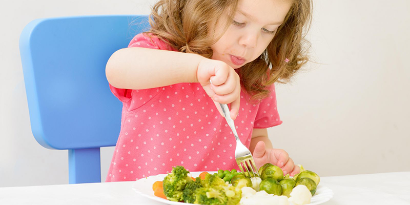 Tại sao trẻ ăn nhiều rau xanh mà vẫn bị táo bón?