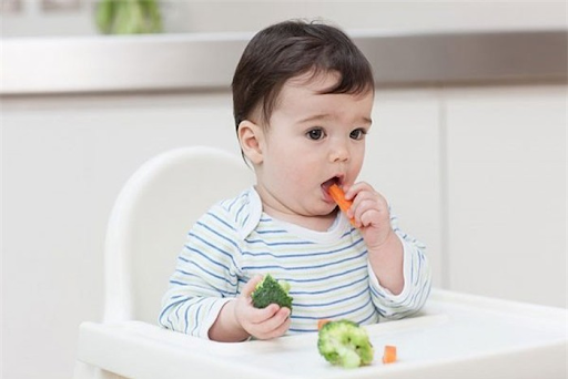 Cha mẹ nên cho trẻ ăn nhiều rau xanh và hoa quả