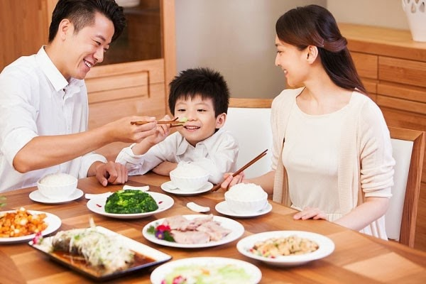 Cha mẹ khuyến khích trẻ lựa chọn món ăn chúng ưa thích