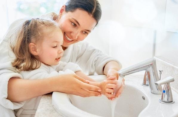 Tập cho trẻ thói quen rửa tay sạch sẽ khi tay bẩn