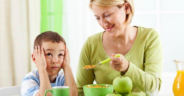 Trẻ ngậm thức ăn không chịu nuốt là biểu hiện của trẻ biếng ăn
