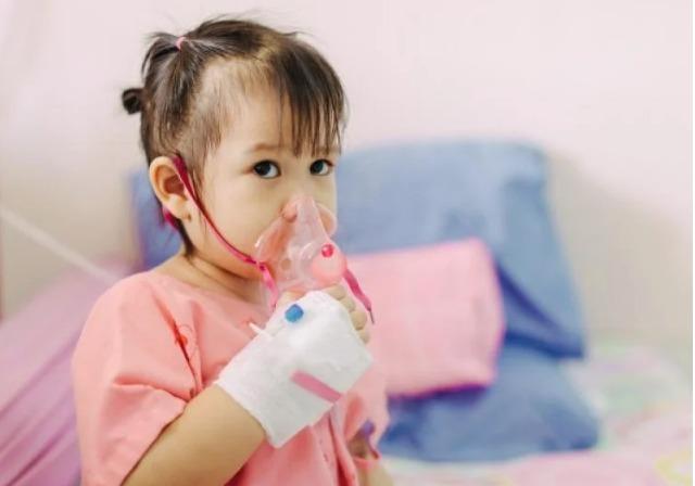 Trẻ bị sốt cao có thể là do trẻ bị viêm phổi