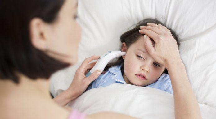 Trẻ bị sốt đêm có thể là do bệnh sốt rét