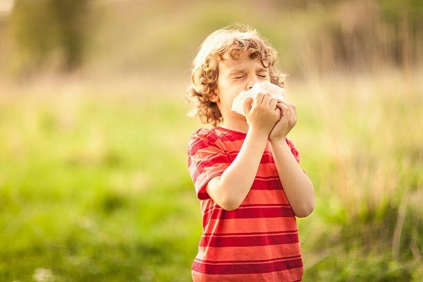 Viêm đường hô hấp gây hắt hơi, sổ mũi là bệnh thường gặp ở trẻ khi giao mùa
