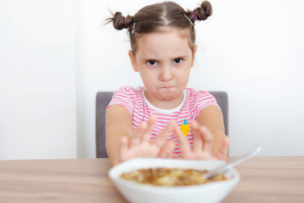 Trẻ biếng ăn vào mùa hè: Cha mẹ nên làm gì?