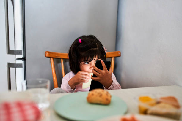 Cho trẻ xem điện thoại khi ăn là sai lầm thường gặp của cha mẹ