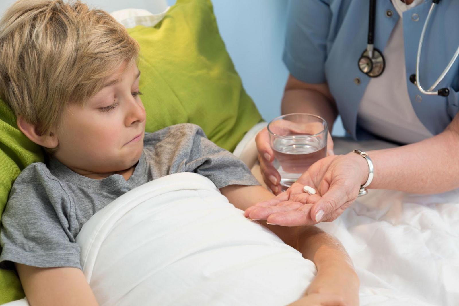 Khi trẻ bị sốt trên 38.5 °C cha mẹ nên tham khảo ý kiến của bác sĩ về việc sử dụng thuốc cho bé