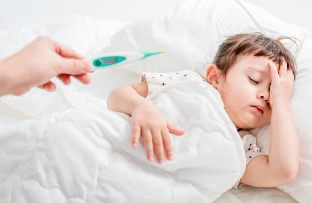 Trẻ bị sốt xuất huyết thường sốt cao đột ngột kèm đau đầu