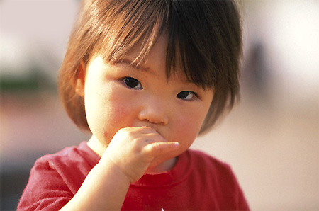 Thói quen mút ngón tay khiến trẻ dễ bị loạn khuẩn đường ruột
