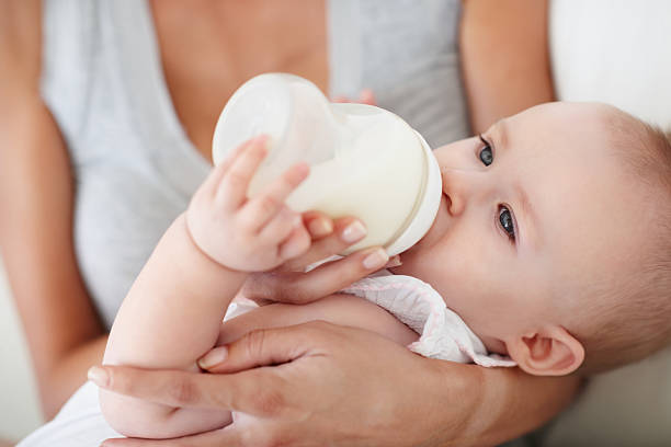 Với bé dưới 6 tháng tuổi, sữa mẹ là nguồn dinh dưỡng chủ yếu