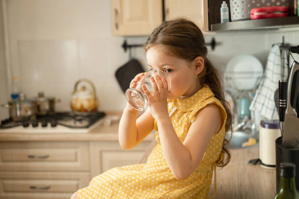 Cha mẹ nên cho trẻ uống nước và chất điện giải thường xuyên