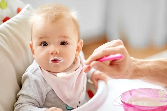 Tăng cường bổ sung lợi khuẩn cho trẻ thông qua sữa chua hoặc nấm sữa kefir