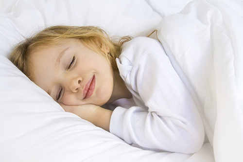 Trẻ bị cảm lạnh cần được nghỉ ngơi và ngủ đủ giấc