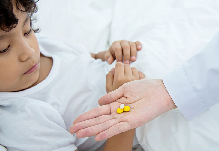 Khi con bị cảm cúm, cha mẹ cho bé uống thuốc hạ sốt theo chỉ định của bác sĩ