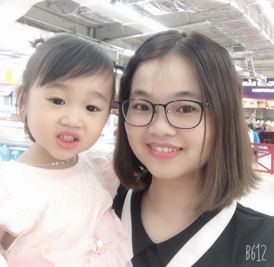 Chị Nguyễn Thị Mến và con của mình là bé Chíp, 3 tuổi