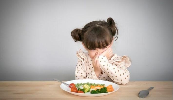 Biếng ăn khiến trẻ thiếu hụt chất dinh dưỡng.