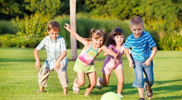 Vận động ngoài trời giúp tăng cường sức khỏe của trẻ.