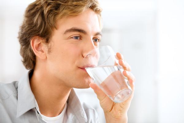 Uống tối thiểu 2 lít nước mỗi ngày