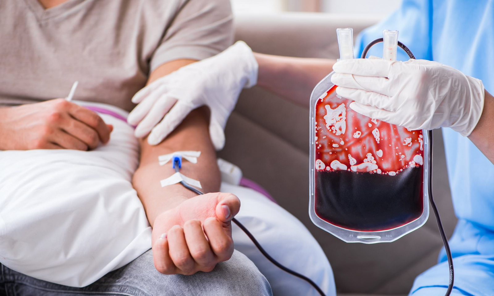 Người bệnh sau mổ u xơ tuyến tiền liệt có thể bị chảy máu, cần truyền lại máu