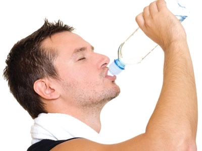 Uống đủ nước trong ngày nhưng hạn chế uống nước vào buổi tối