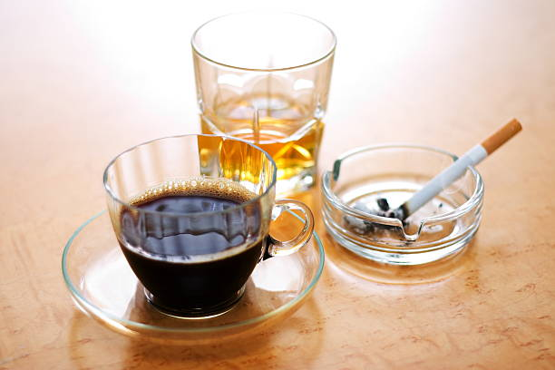 Người bệnh phì đại tuyến tiền liệt cần kiêng đồ uống có chứa cồn, ga, cà phê
