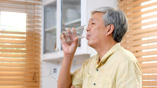 Người bệnh nên uống đủ nước mỗi ngày, hạn chế uống vào buổi tối