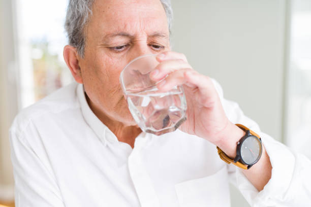 Người cao tuổi nên uống nước vào ban ngày, tránh uống nhiều vào buổi tối