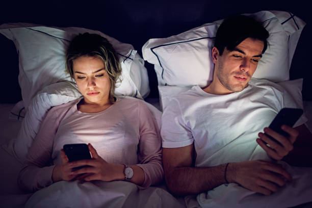 Sử dụng điện thoại trước khi đi ngủ khiến bạn khó ngủ, mất ngủ