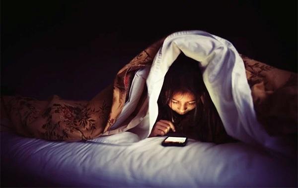 Sử dụng điện thoại sẽ khiến bạn khó vào giấc ngủ hơn.