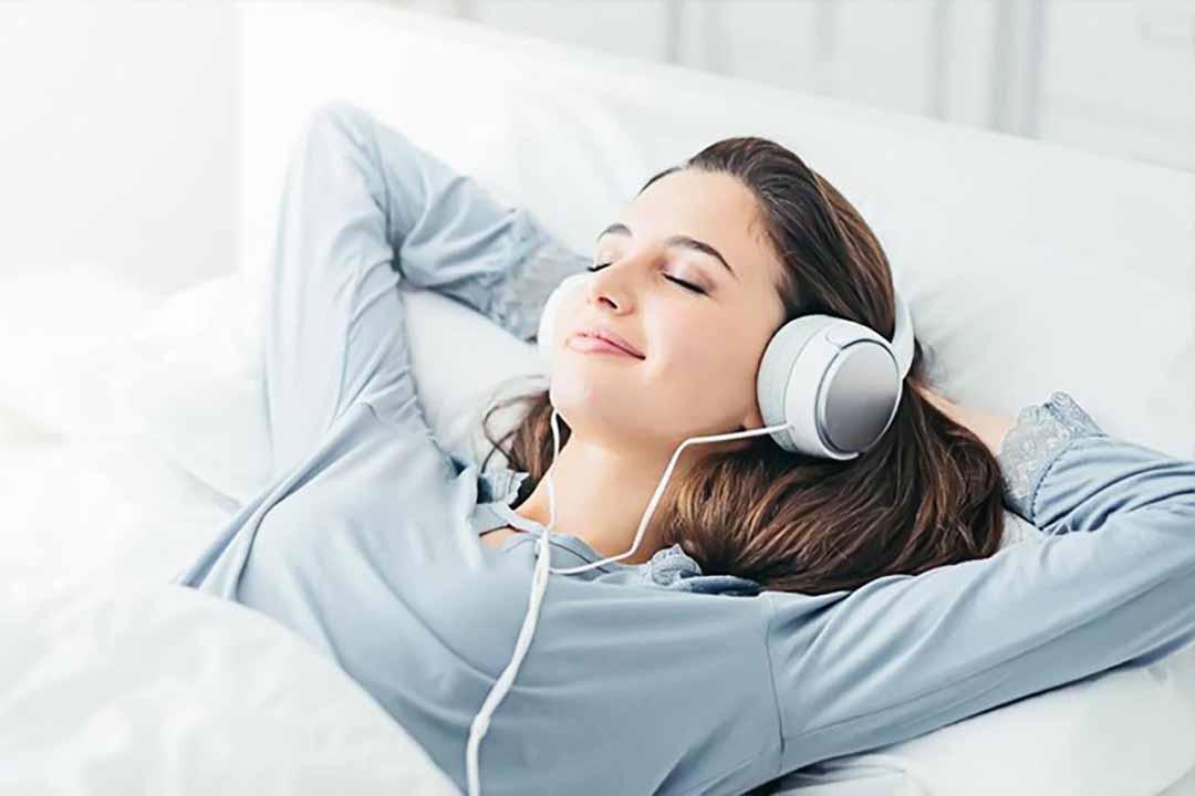  Nghe nhạc giúp thư giãn đẩy lùi tình trạng mất ngủ.